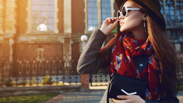 يعتبر الوشاح من الأكسسوارات الرقيقة