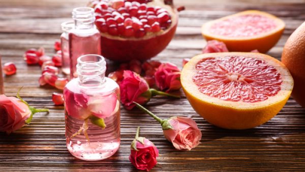 يقوم زيت الورد بتغذية البشرة، ويساعدها في الاحتفاظ برطوبتها (shutterstock.com)
