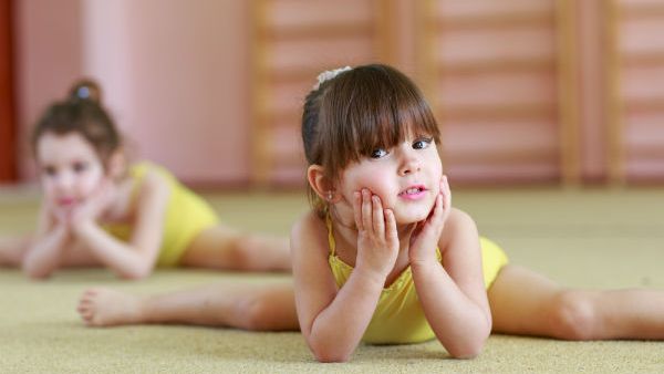 يساعد الجمباز على تقوية العضلات ويحسن من صحة الهيكل العظمي بالكامل. (shutterstock.com)
