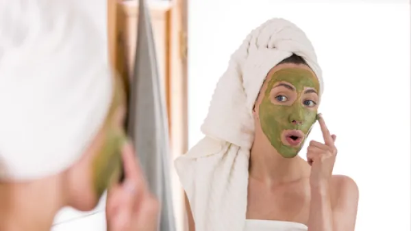 اخلطي مسحوق الطمي مع الشاي الأخضر للحصول على خليط متجانس (shutterstock.com)