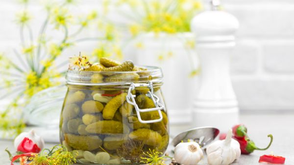 يُفضل حفظ مخلل الخيار في الثلاجة لمدة تتراوح بين يومين إلى أربعة أيام قبل تناوله (shutterstock.com)
