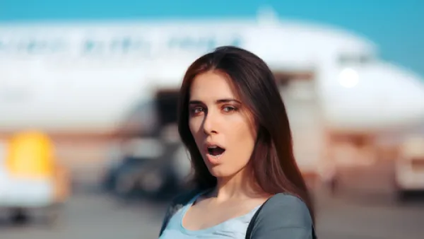 هناك الكثير من الناس الذين يخافون ركوب الطائرات (shutterstock.com)
