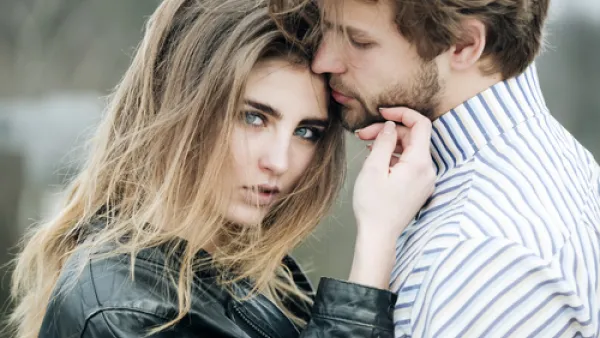 احرص على الاعتناء ببشرتك بشكل يومي (shutterstock.com)