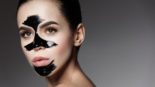 الرؤوس البيضاء تتكون نتيجة انسداد مسامات البشرة (shutterstock.com)