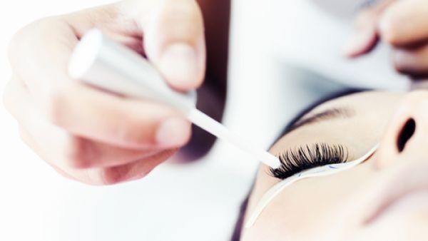 يساهم فيتامين e في تقوية الرموش وزيادة لمعانها