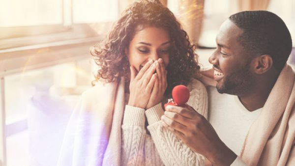 تشير الأبحاث إلى أن 60 في المائة من الرجال يطلبون "الإذن" من أسرهم (shutterstock.com)
