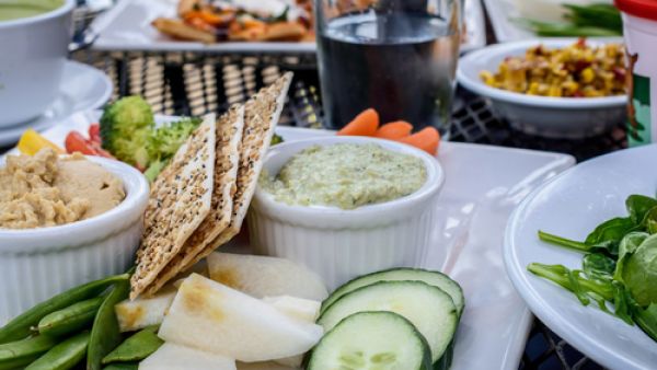 تغميسة البروكلي بالسبانخ (shutterstock.com)