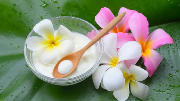 أهم طرق تسمين الوجه هي قناع الحليب والخميرة (shutterstock.com)
