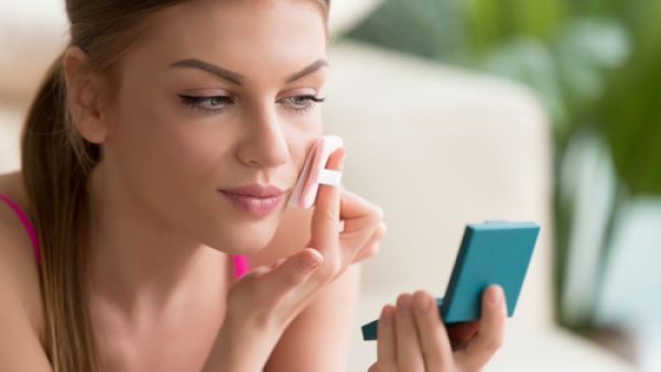 أصحاب البشرة الدهنية غالبا ما يعانون من مشكلة حبّ الشباب (shutterstock.com)
