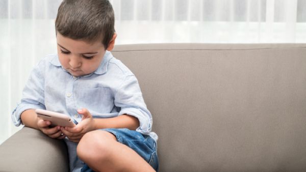عرف العلم عددا من النتائج السلبية لانجذاب الأطفال نحو الإنترنت والتليفزيون (shutterstock.com)
