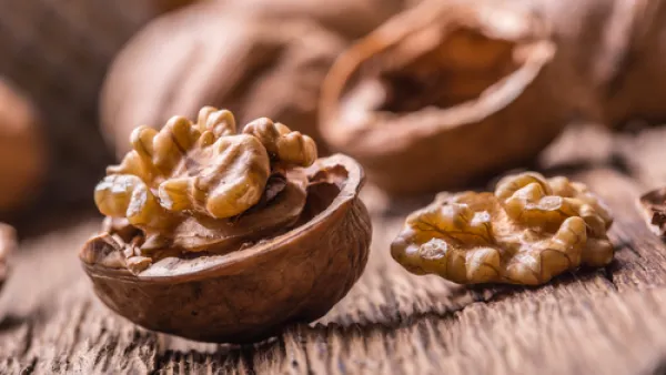 بالرغم من احتواء ثمرة الجوز على نسبة عالية من السعرات الحرارية غير أنها لم ترتبط بزيادة الوزن (shutterstock.com)
