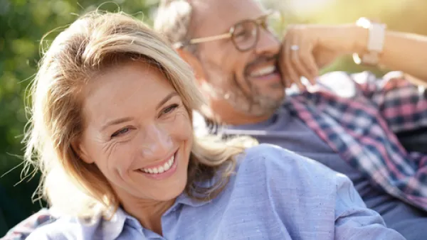 الحب هو أساس العلاقات الزوجية الناجحة (shutterstock.com)
