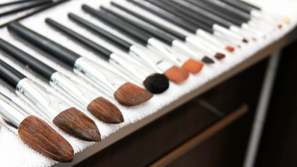 استخدامك اليومي لفرش المكياج يجعلها موطن للبكتيريا والزيوت (shutterstock.com)
