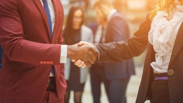 صافحي الآخرين بحزم (shutterstock.com)
