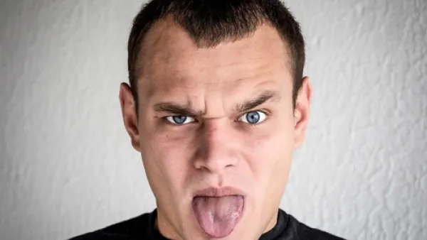 شرب كميات كبيرة من الكولا أو القهوة تتسبب في ظهور ملوحة في الفم (shutterstock.com)