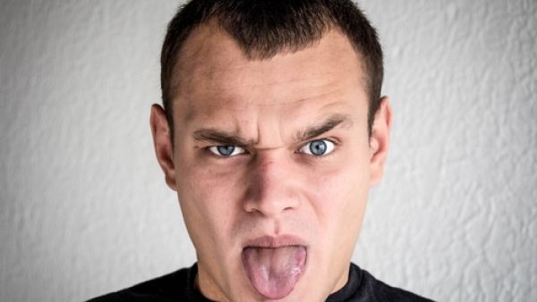 شرب كميات كبيرة من الكولا أو القهوة تتسبب في ظهور ملوحة في الفم (shutterstock.com)