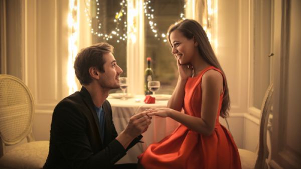 العشاق الذين تزوجوا في عيد الحب، كانوا أكثر احتمالا للعيش معا مدة أقل من عام. (shutterstock.com)
 العشاق الذين تزوجوا في عيد الحب، كانوا أكثر احتمالا للعيش معا مدة أقل من عام. (shutterstock.com)