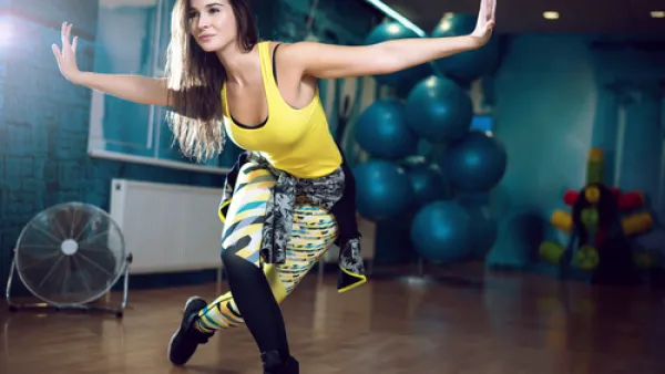 القيام بحركات الزومبا السريعة تساعد في التخلص من سموم الجسم المخزنة به (shutterstock.com)
