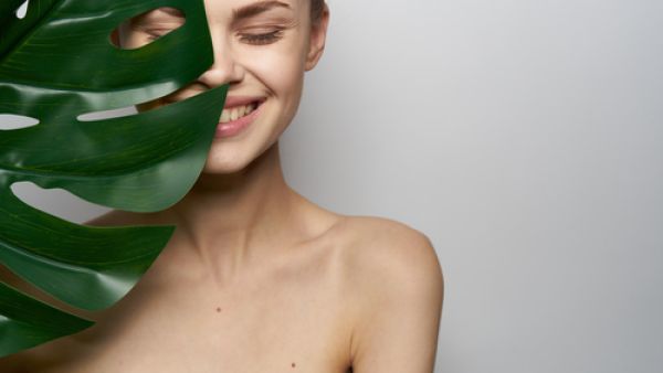 يمكن الحفاظ على شباب ونضارة بشرتك من خلال تناول بعض الأطعمة  (shutterstock.com)
