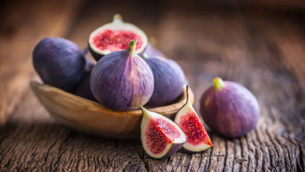 يعتبر التين منجم طبيعي من الفيتامينات والمعادن (shutterstock.com)
