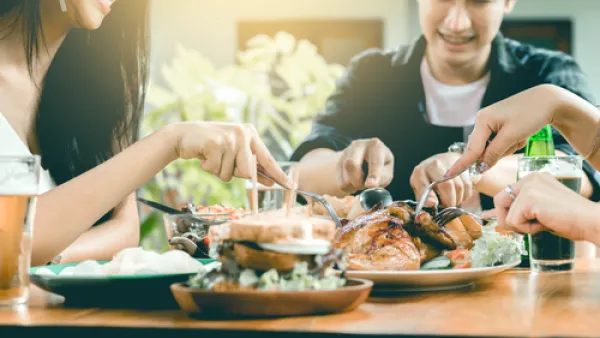 تناول طعام لذيذ بمشاركة الأصدقاء من العوامل التي تعدل المزاج (shutterstock.com)
