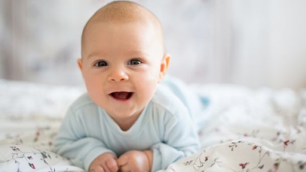 من المهم التنوع الغذائي لطفلك ففيه يحصل الطفل على جميع العناصر الغذائية (shutterstock.com)
