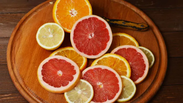 يحتوي الجريب فروت على مكونات ضرورية للجسم كالحديد والفوسفور (shutterstock.com)