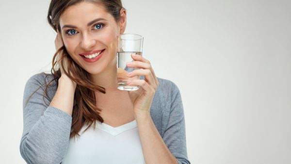 ضرورة شرب الماء على معدة خاوية أو بين وجبات الطعام (shutterstock.com)