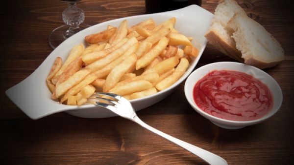 طريقة عمل البطاطس الذهبية (shutterstock.com)