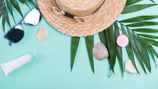 تمنحك القبعة إطلالة متميزة خلال فصل الصيف (shutterstock.com)
