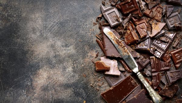 الشوكولاته الداكنة تعمل على تخفيض عدد البروتين الدهني منخفض الكثافة (shutterstock.com)

