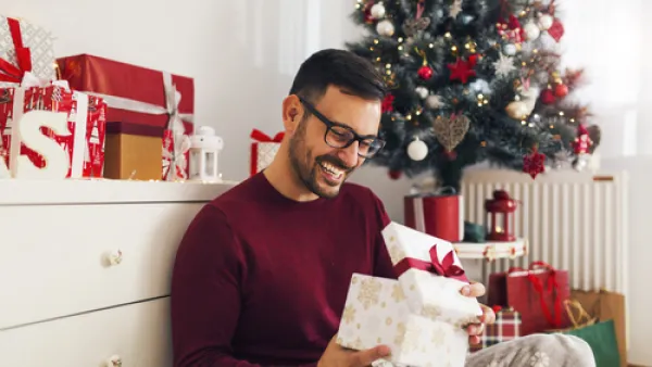 الرجال تميل إلى الهدايا العملية التى يحتاجها بشكل مباشر  (shutterstock.com)
