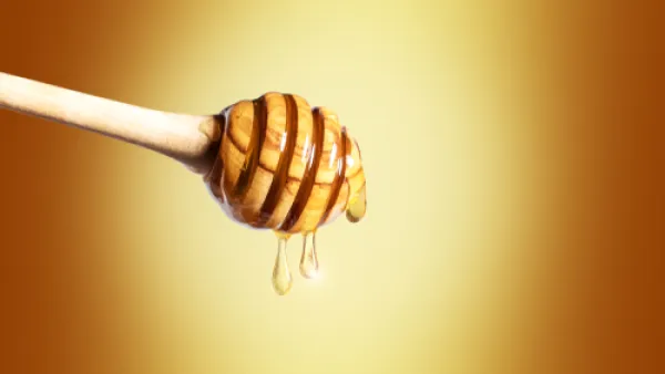 ماء العسل يساعد على التغلب على آلام وانتفاخ البطن (shutterstock.com)