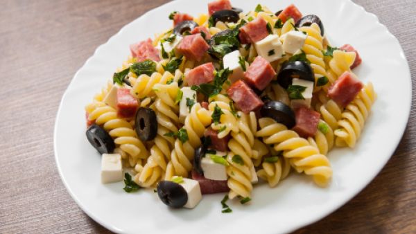 سلطة المعكرونة بالسلامي (shutterstock.com)