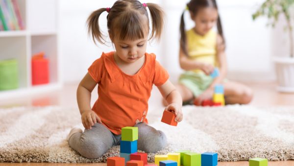 يعاني بعض الأطفال من سلوكيات غير الطبيعية يفسرها معظم الآباء بشكل خاطئ(shutterstock)