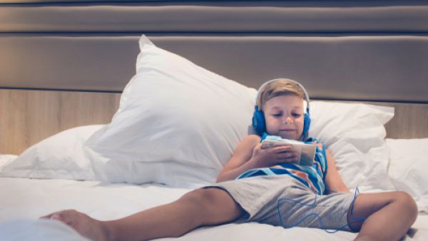 أن الضوء الأزرق الصادر عن الهاتف يمكن أن يضر برؤية طفلك (shutterstock.com)