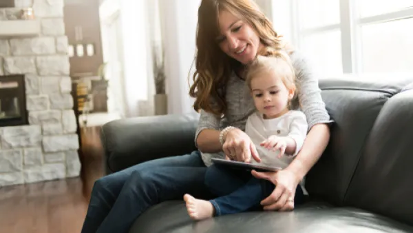 الأطفال الصغار حتى ٦ سنوات لا يحتاجون أية أجهزة إلكترونية (shutterstock.com)