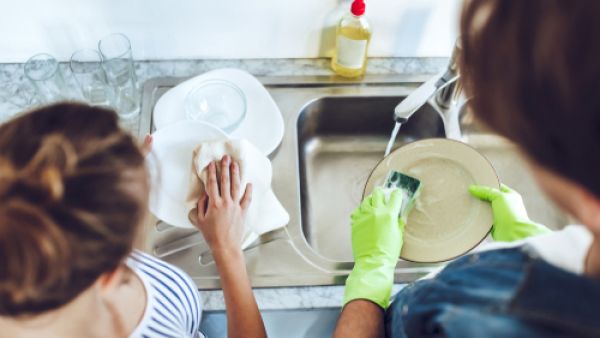 بإمكانك التخلص من الأوساخ المتراكمة داخل الخدوش بسهولة (shutterstock.com)
 بإمكانك التخلص من الأوساخ المتراكمة داخل الخدوش بسهولة (shutterstock.com)