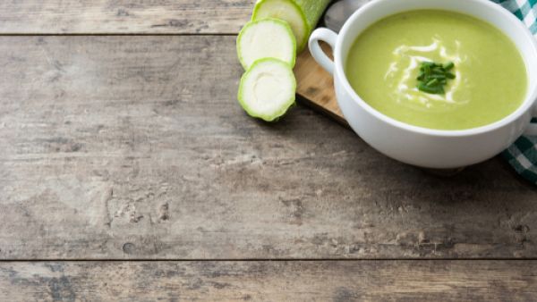 شوربة الكوسا بالشوفان (shutterstock.com)