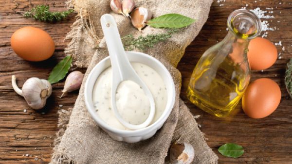 يمكنك إضافة نكهة الفانيليا للمايونيز للتغلب على رائحته النفاذة أثناء الاستعمال (shutterstock.com)
