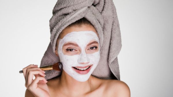 أجمع المتخصصون على أهمية النشا والزبادي للحصول على بشرة نضرة  (shutterstock.com)
