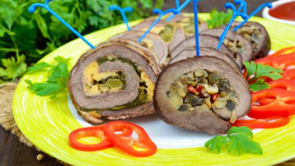 وصفة رول البفتيك المحشي (shutterstock.com)