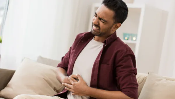 تحصل حرقة المعدة المزمنة لأسباب متعلقة بطريقة وأنواع الغذاء التي نستهلكها (shutterstock.com)