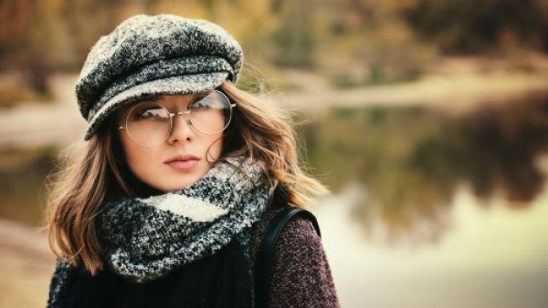 أصبحت النظارة قطعة إكسسوار تضفي لمسة أناقة (shutterstock.com)