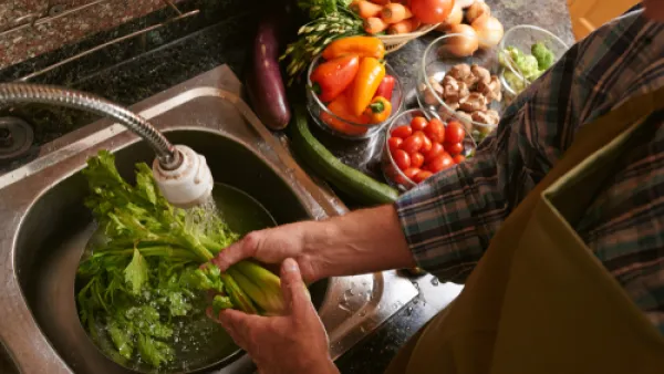 غسل الفواكه والخضروات بالماء غير كافٍ (shutterstock.com)