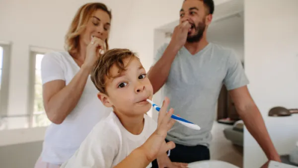 على الشخص أن يقوم بغسل أسنانه مرتين على الأقل يوميًا أو بعد كل وجب (shutterstock.com)