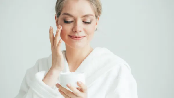 بعد تحديد نوع البشرة يتم تحديد ما هو المناسب لبشرتك (shutterstock.com)