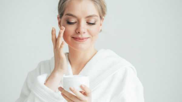 بعد تحديد نوع البشرة يتم تحديد ما هو المناسب لبشرتك (shutterstock.com)