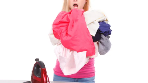 اخفضي درجة حرارة المكواة إلى أقل درجة ممكنة متاحة (shutterstock.com)