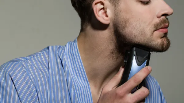 عند حلق اللحية في الصباح، عليك وضع المرطبات (shutterstock.com)